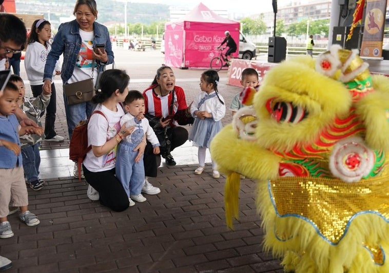 Bailes, artes marciales, paseos en kayak por la ría… Así celebra la comunidad china de Euskadi el festival 'Barco de Dragón' en Bilbao