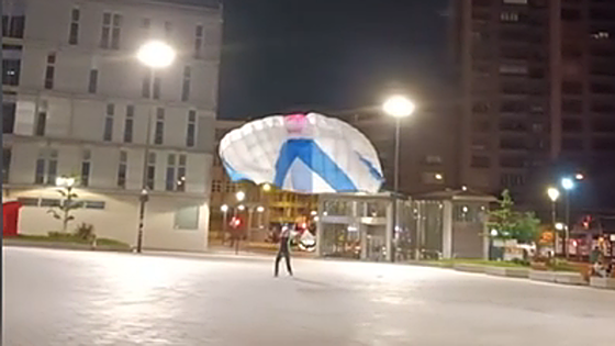 Un paracaidista aterriza en el centro de Bilbao en plena noche