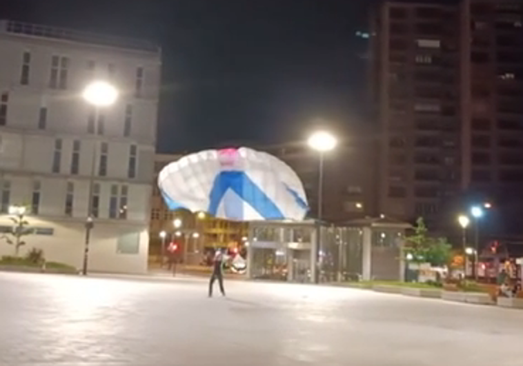 Un paracaidista aterriza en el centro de Bilbao en plena noche