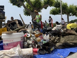 Imagen de algunos de los desperdicios que han aparecido por la ría y sus riberas