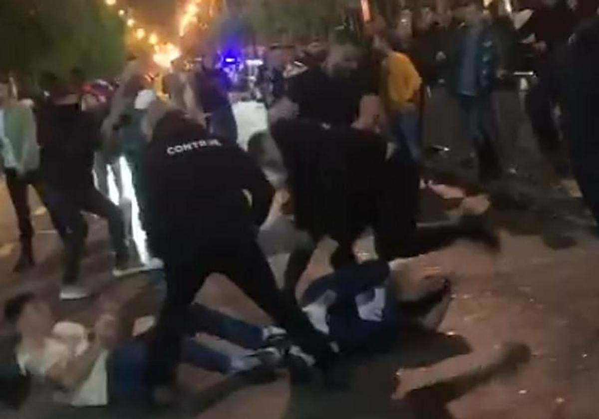 Porras extensibles, spray de defensa y una cápsula metálica con una cuchilla, armas de la trifulca