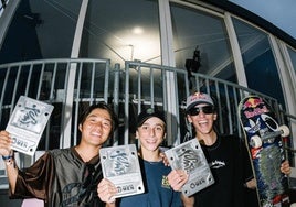 Egoitz Bijueska, en el centro, muestra el trofeo de campeón en la Copa del Mundo de Roma franqueado por Yuro Nagahara y Gui Khury.