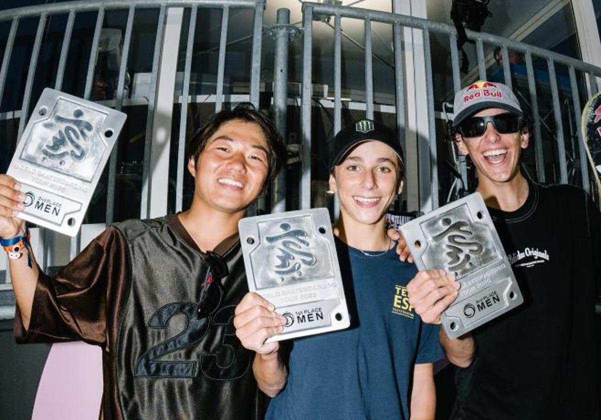 Egoitz Bijueska, en el centro, muestra el trofeo de campeón en la Copa del Mundo de Roma franqueado por Yuro Nagahara y Gui Khury.