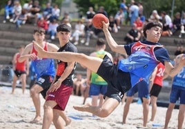 Imagen de un lance de uno de los partidos de balonmano playa disputado en Basauri.