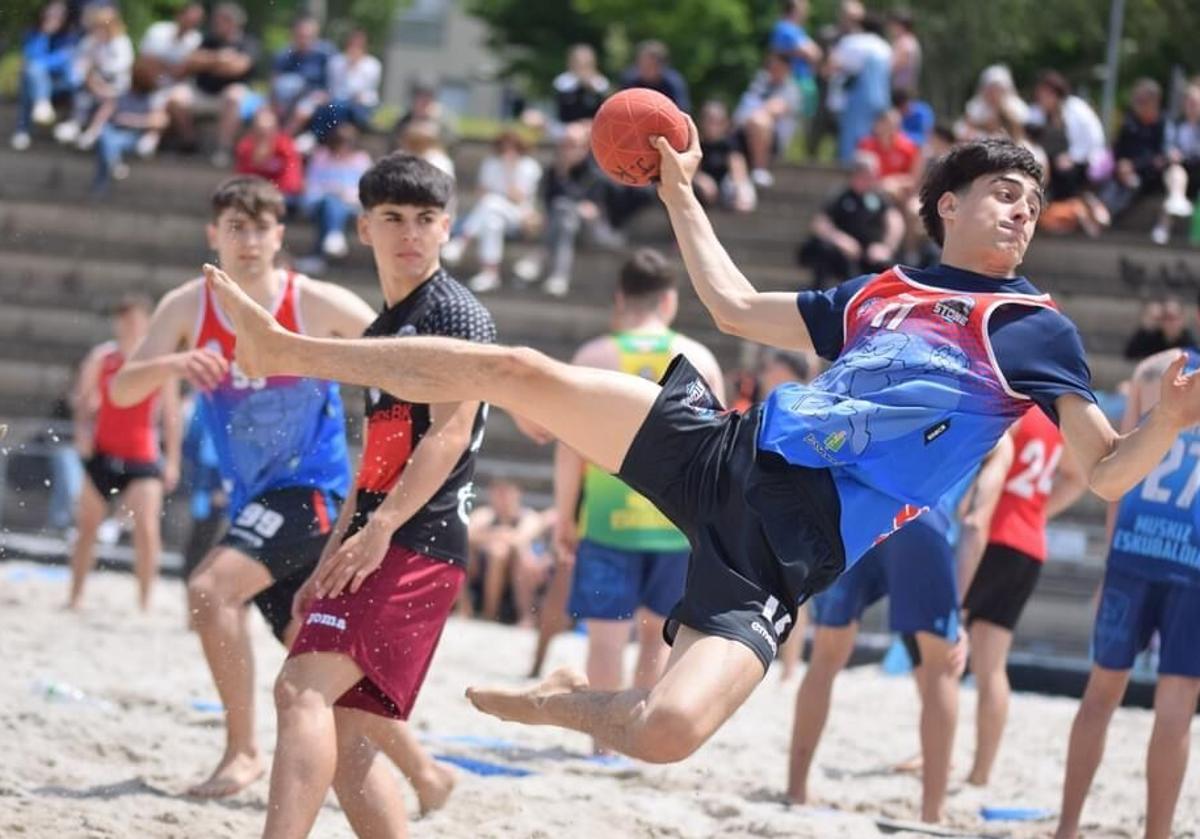 Imagen de un lance de uno de los partidos de balonmano playa disputado en Basauri.