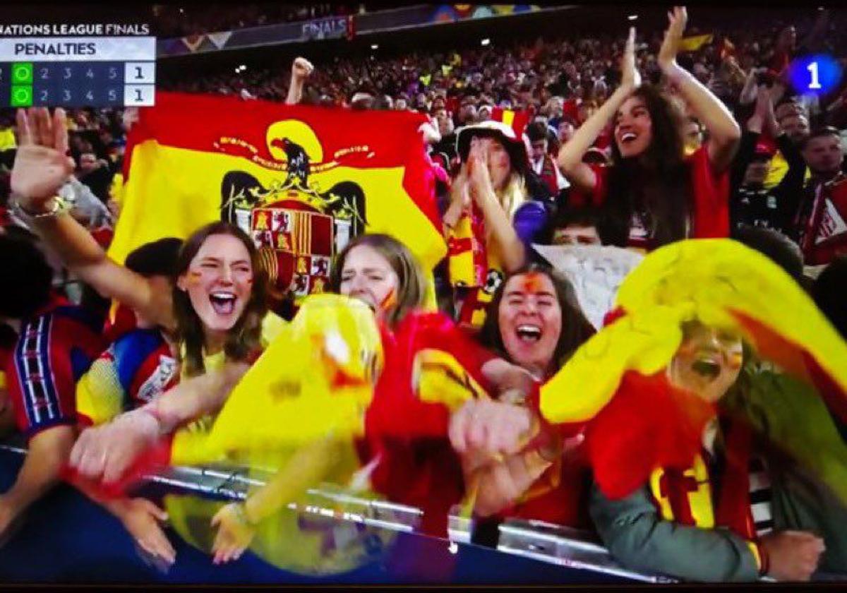 El aplaudido comentario de Juan Carlos Rivero tras colarse una bandera franquista durante la retransmisión del Portugal-España
