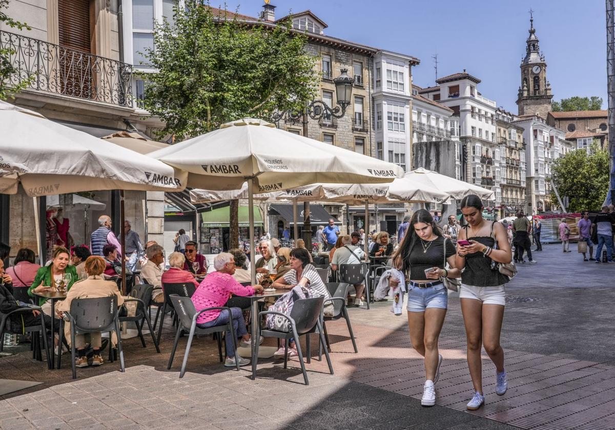 El buen tiempo invita a disfrutar de las terrazas y de los paseos.