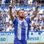 Carlos Vicente celebra un gol con el Alavés esta temporada.