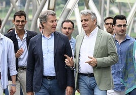 Feijóo y De Andrés charlan el sábado a su llegada al Palacio Euskalduna.