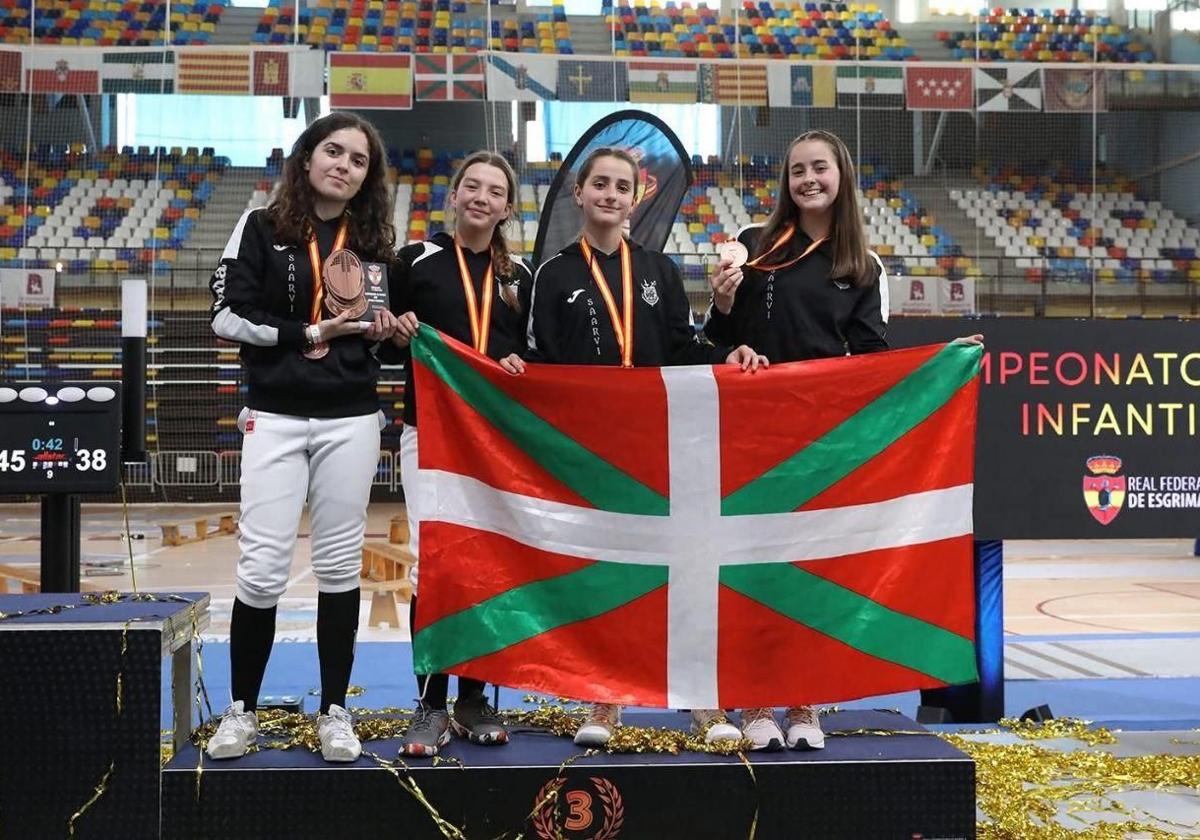 El SAARVI logra el bronce en el campeonato de España femenino M-15 de esgrima