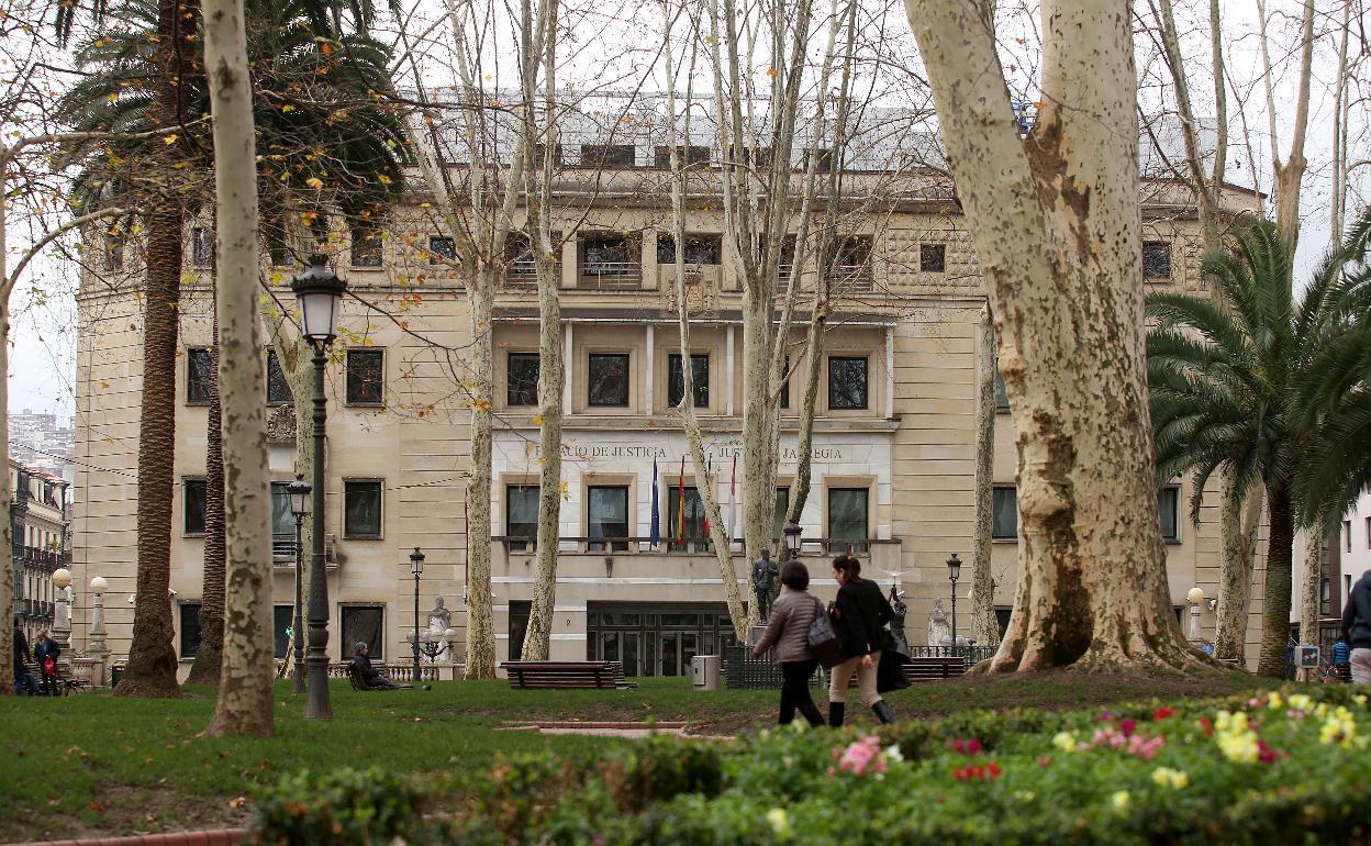 La Audiencia de Bizkaia obliga a un padre a pagar la pensión de sus hijos mayores de edad pese a no hablarse con ellos