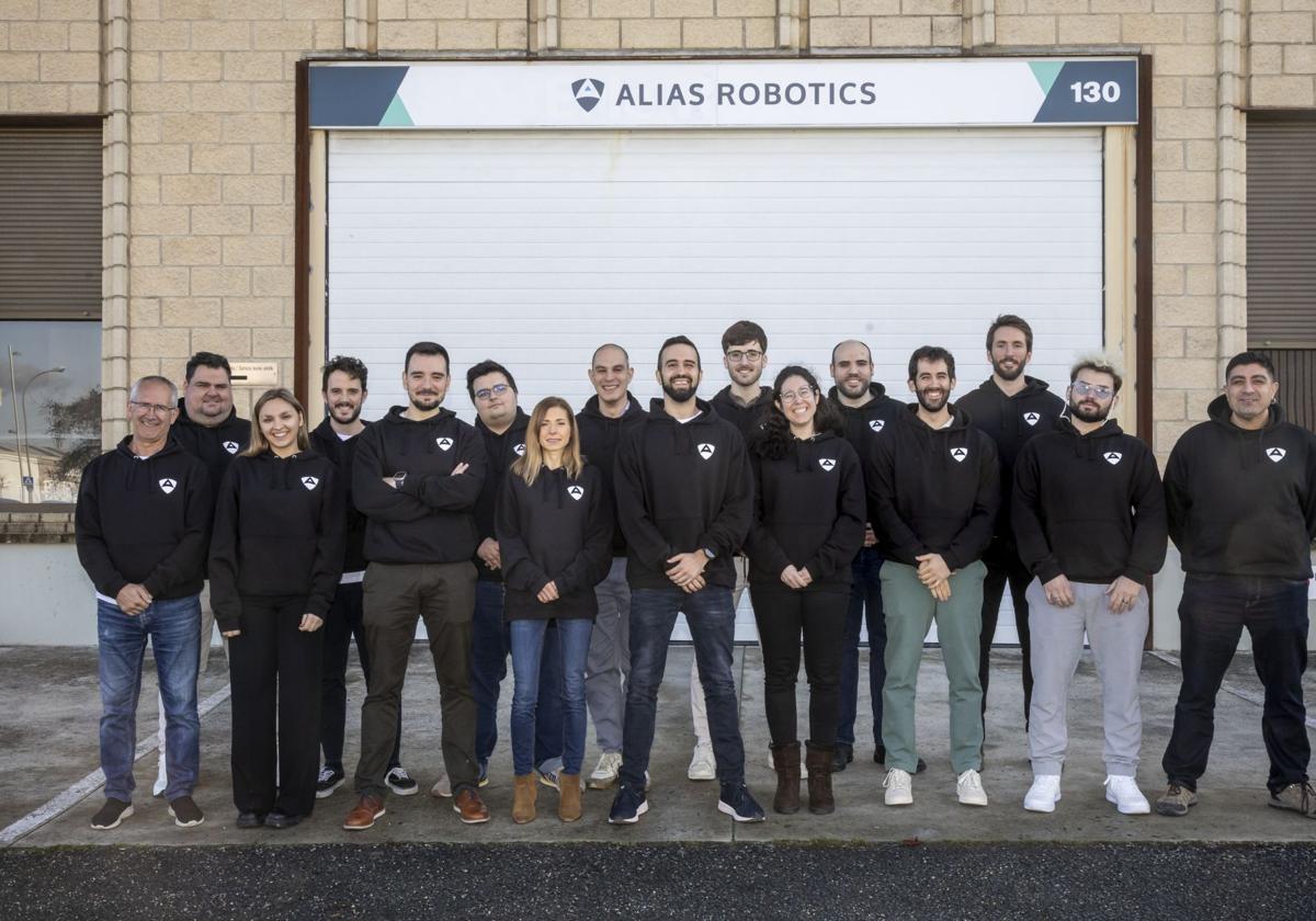 Endika Gil-Uriarte, noveno por la izquierda, junto al resto del equipo de Alias Robotics.