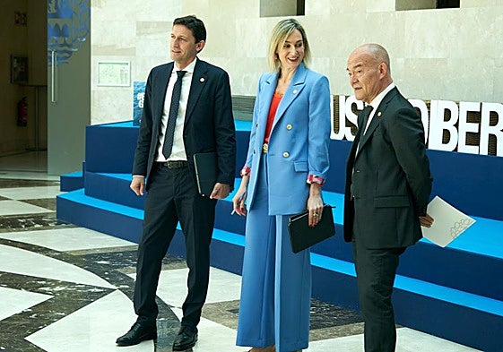 El consejero de Hacienda, d'Anjou, la portavoz del Gobierno, Ubarretxena y el consejero de Ciencia, Pérez Iglesias