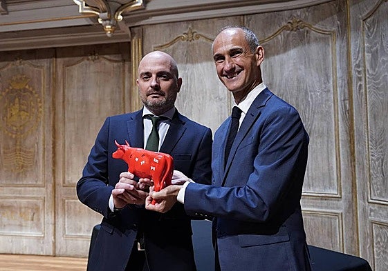 Héctor Esteban, subdirector de 'Las Provincias', y su director, Jesús Trelis, recogen el accésit del Premio de Periodismo.