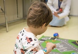 Un niño durante una sesión de terapia.