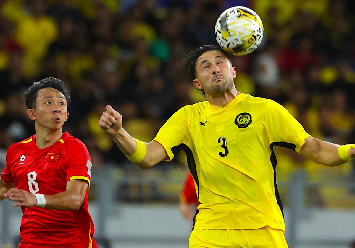 Garcés despeja el balón de cabeza frente a un futbolista de Vietnam.