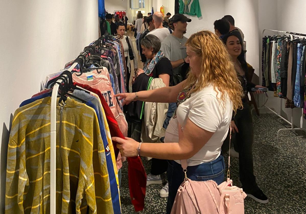 Vuelve a Bilbao la tienda efímera con ropa vintage de Lacoste, Nike, Adidas, Carhartt o Levis a tan solo 9 euros.