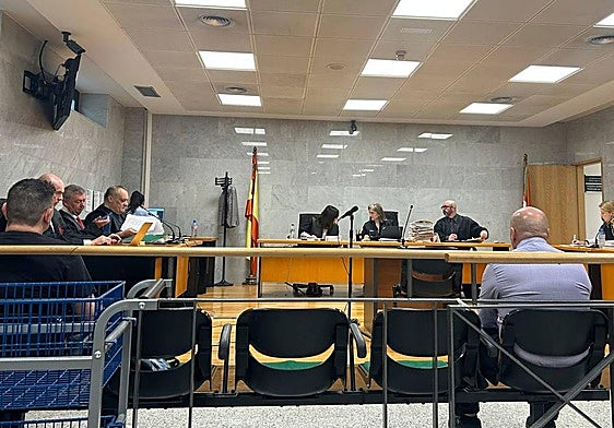 Dos de los acusados, de espaldas, durante el juicio celebrado ayer en la Sección Segunda de la Audiencia de Bizkaia.