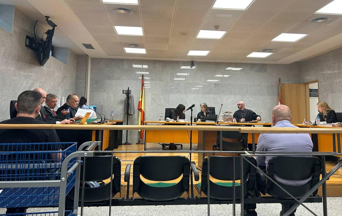 Dos de los acusados, de espaldas, durante el juicio celebrado ayer en la Sección Segunda de la Audiencia de Bizkaia.