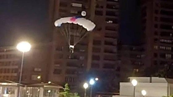 El riesgo de lanzarse en paracaídas desde un rascacielos de Bilbao: «Hay que sortear farolas, vallas...»