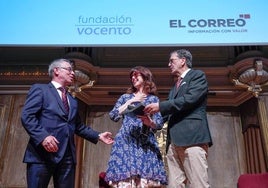 El director y el presidente de EL CORREO entregan el premio a Irene Vallejo.