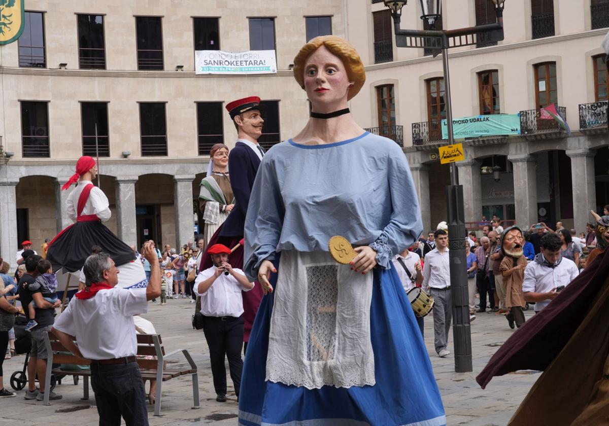 Los gigantes amenizan las fiestas de Llodio en 2024.