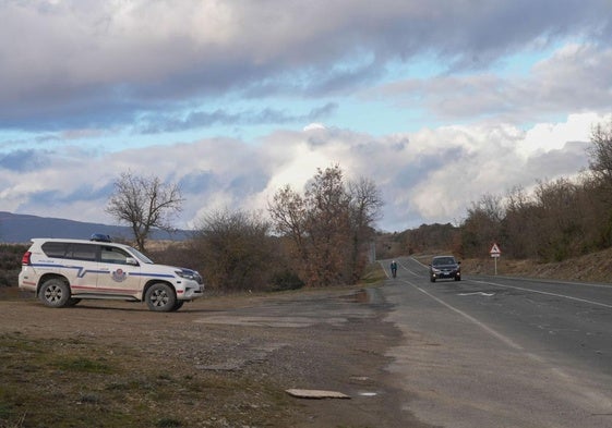Una patrulla de la Ertzaintza vigila la carretera que conduce a Gopegi.
