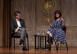 Irene Vallejo, con gafas de sol por una afección ocular, charla con el periodista César Coca.
