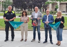 El jefe de la Policía Local, Josu Uribe; la exmiembro de la directiva del SD Leioa, Aitziber Rodríguez; el alcalde Iban Rodríguez; el presidente de la FVF, Javier Landeta; y la concejala de Cultura, Estibaliz Bilbao, presentan la programación festiva.