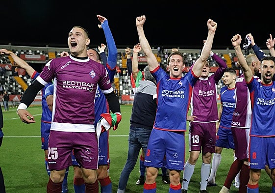 Una Marino, a la izquierda de la imagen, festeja el histórico primer ascenso del Amorebieta a Segunda División.