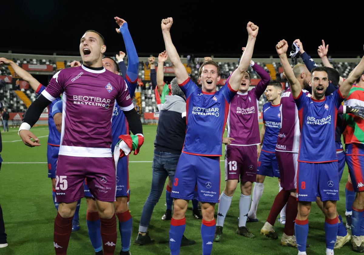 Una Marino, a la izquierda de la imagen, festeja el histórico primer ascenso del Amorebieta a Segunda División.
