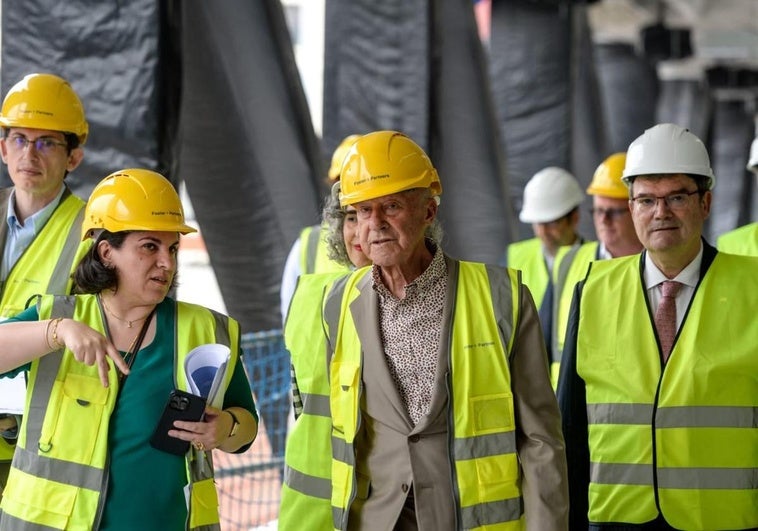El arquitecto Norman Foster ha visitado las obras del museo acompañado por representantes del Gobierno vasco, Ayuntamiento y Diputación.