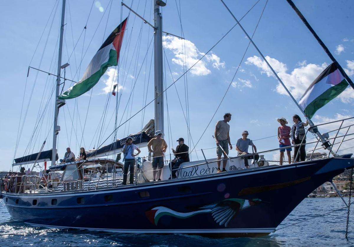 El barco 'Madleen' en el puerto de Catania, Sicilia, antes de salir con destino a Gaza.