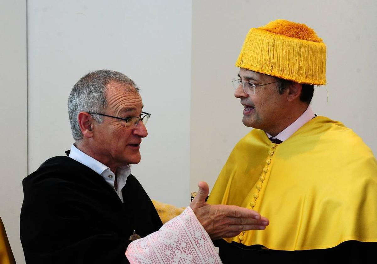 El rector de la UPV/EHU, Joxerramon Bengoetxea y el consejero de salud, Alberto Martínez.