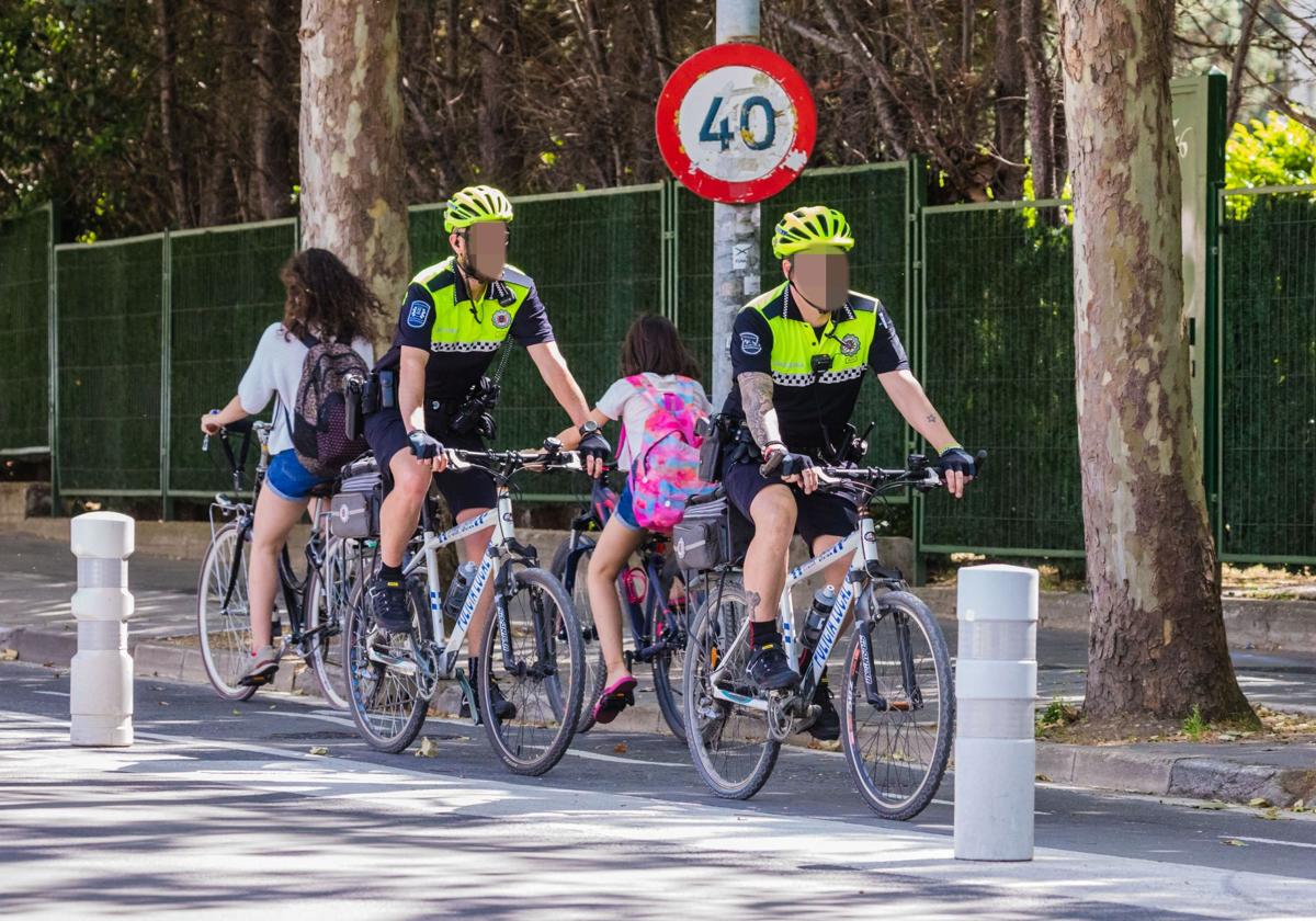 Estos agentes circulan desde el pasado 2 de junio por parques, jardines y piscinas.