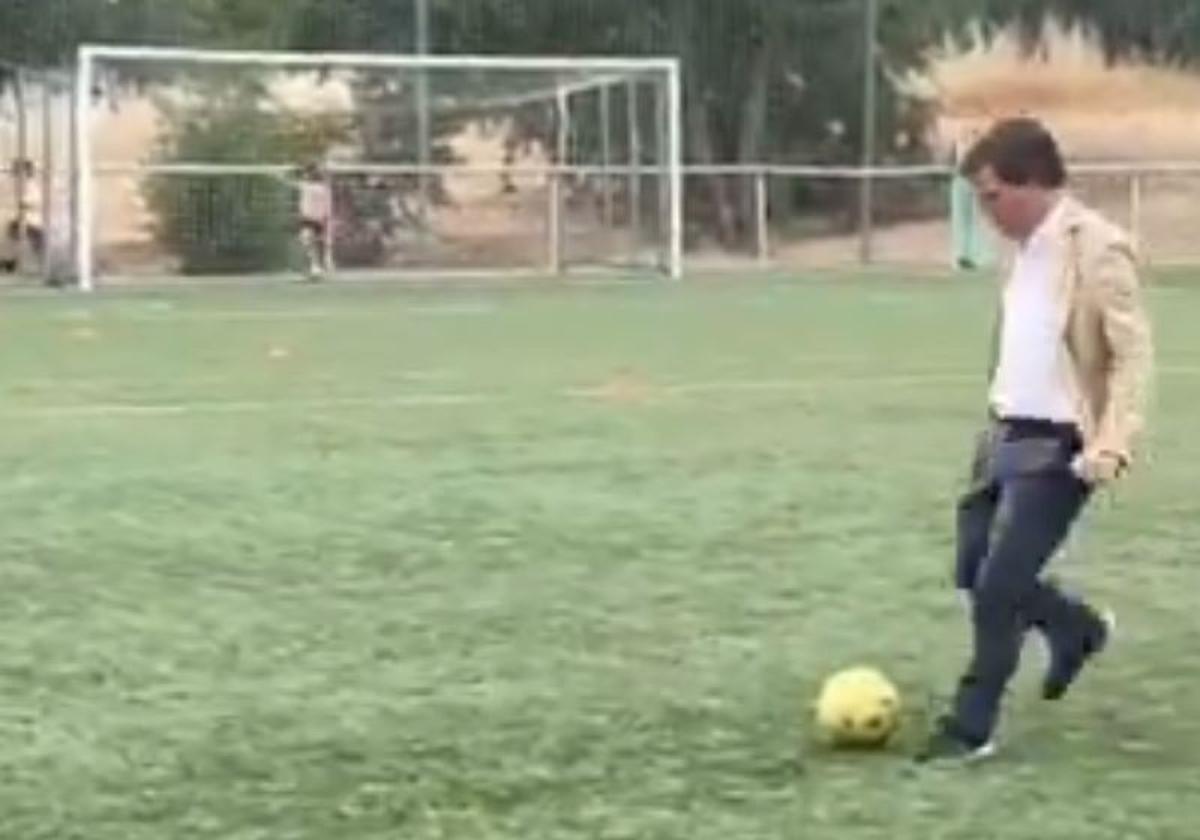 El alcalde de Madrid, José Luis Martínez-Almeida, al golpear el balón.