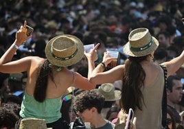 Un grupo de jóvenes participa en un botellón en un parque.
