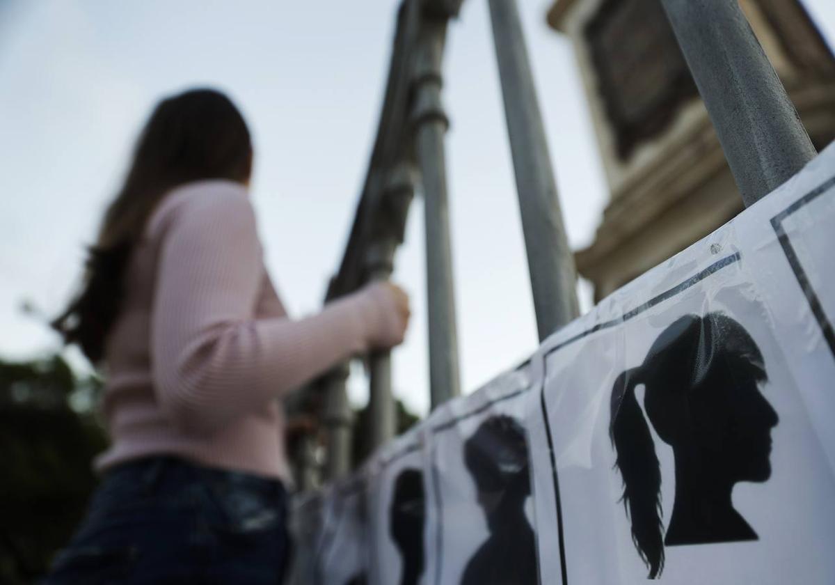 «Mi padrastro empezó a violarme con 12 años y me prostituía con sus amigos»