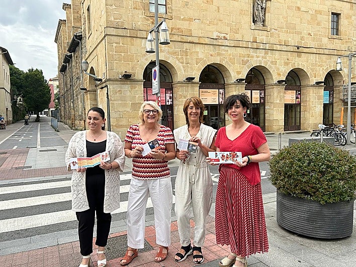 La concejala, Sheila González (PSE); la responsable de San Agustin Kultur Gunea, Arantza Arrazola; la programadora, Maider Larrañaga y la edil de Cultura, Paule Sánchez (PNV).