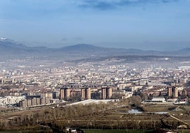 Vista de Vitoria cubierta de contaminación