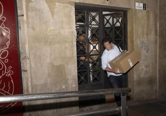 Salida de los agentes de la UCO de la sede de Servinabar con la documentación requisada.