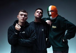 Los raperos norirlandeses KNEECAP.