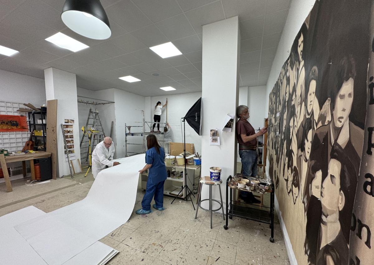 Imagen secundaria 1 - Tres momentos del proceso de reproducción del mural.