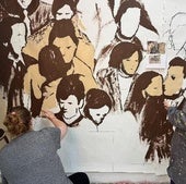 La réplica pintada en tela del mural del Tres de Marzo ya se colorea en Zaramaga