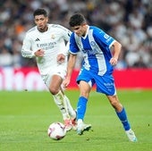 Hugo Novoa golpea el balón ante la mirada de Bellingham.