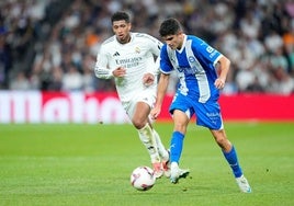 Hugo Novoa golpea el balón ante la mirada de Bellingham.