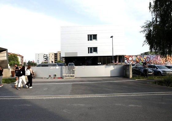 Entrada del instituto de Graz donde ocurrió el tiroteo.