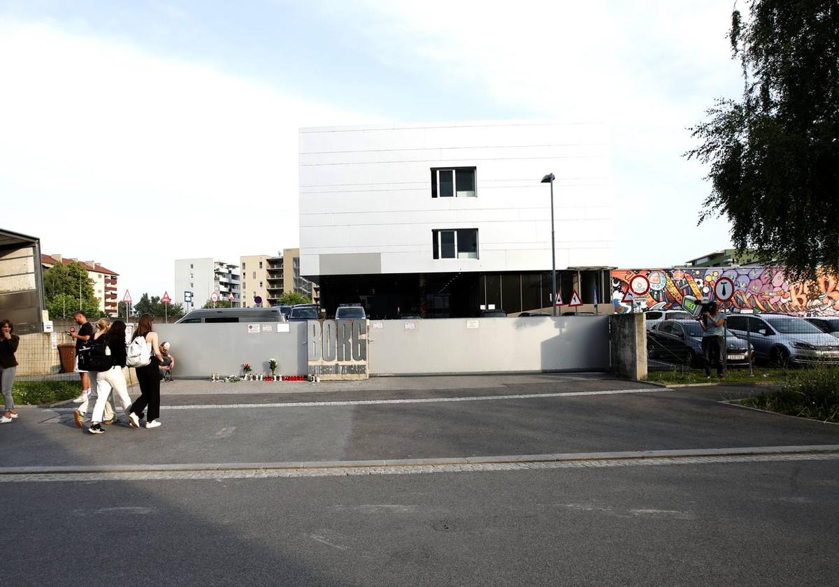 Entrada del instituto de Graz donde ocurrió el tiroteo.