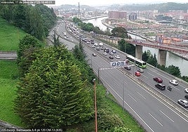 Un camión averiado en las curvas de Zorroza provoca retenciones sentido Cantabria durante una hora