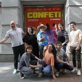 El equipo artísctico de 'Confeti. El regreso', liderado por el director, dramaturgo y actor David Pérez Retes, junto a Koldo Bilbao, responsable de Cultura de BBK.